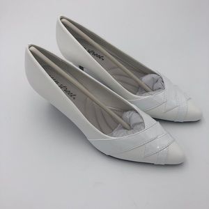 Easy Street White Pumps NWOT Size 7